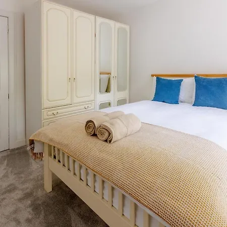 Spacious 5 Bedroom With Free Private Parking Сasa de vacaciones Glasgow