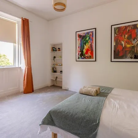 Spacious 5 Bedroom With Free Private Parking *