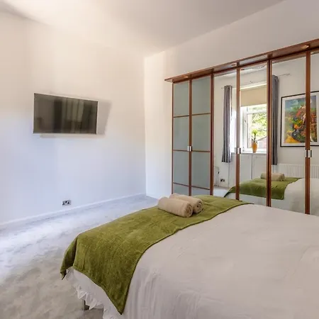 Spacious 5 Bedroom With Free Private Parking * Глазго