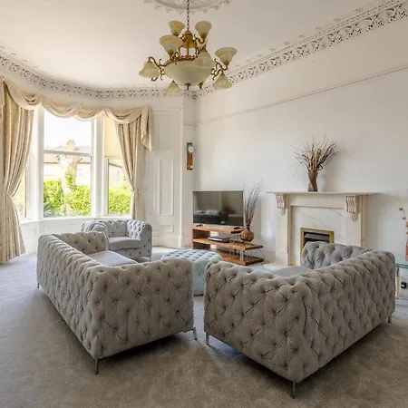 Spacious 5 Bedroom With Free Private Parking