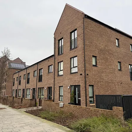 Wee Townhouse, 3 Beds With Free Parking, Wifi & Ethernet Connection Holiday home Glasgow