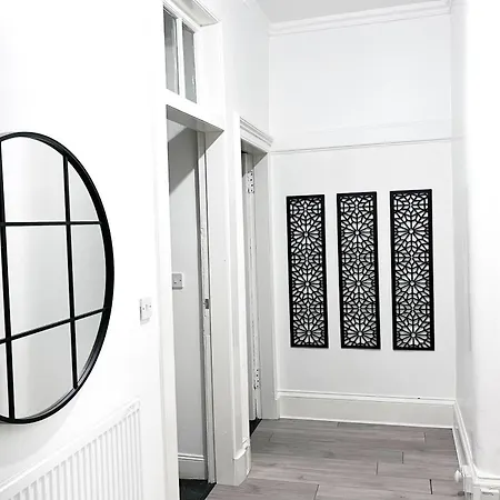 2 Bed Flat - Street Parking *