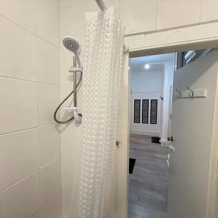 2 Bed Flat - Street Parking *