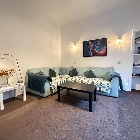 2 Bed Flat - Street Parking