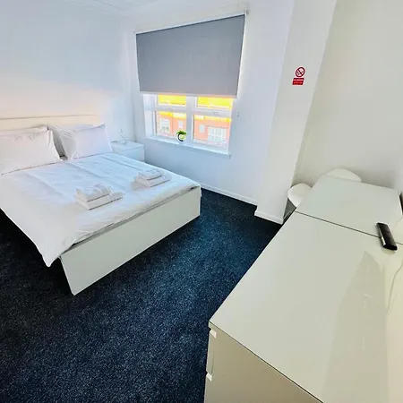 Modern 2 Bedroom Near Centre アパート