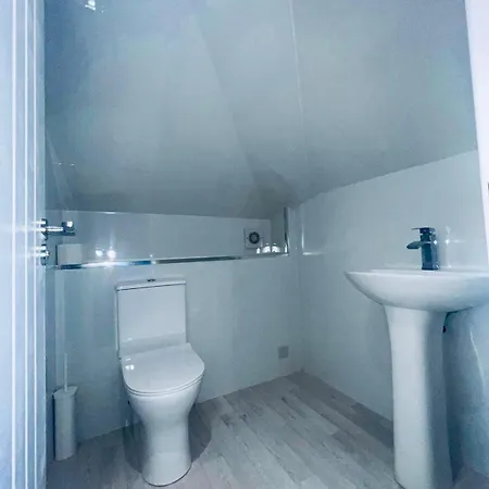 Modern 2 Bedroom House With Loft Conversion Apartment