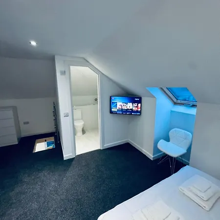 Apartment Modern 2 Bedroom House With Loft Conversion *