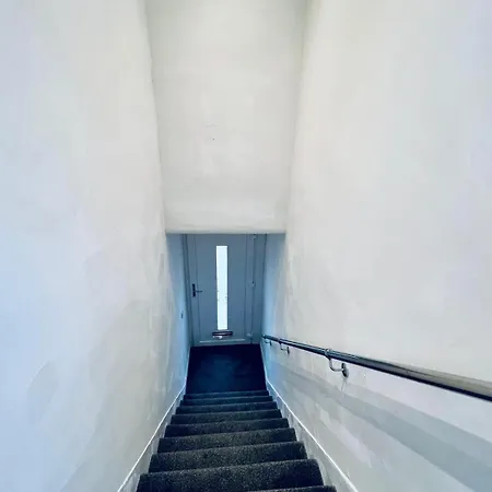 Modern 2 Bedroom House With Loft Conversion Apartment