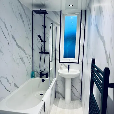 Daire Modern 2 Bedroom House With Loft Conversion *