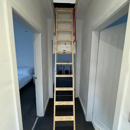 Modern 2 Bedroom House With Loft Conversion Apartment