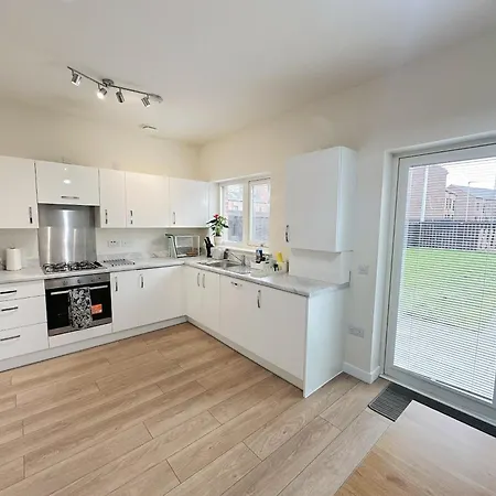 Wee Townhouse, 3 Beds With Free Parking, Wifi & Ethernet Connection Holiday home *