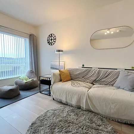 Wee Townhouse, 3 Beds With Free Parking, Wifi & Ethernet Connection Holiday home *