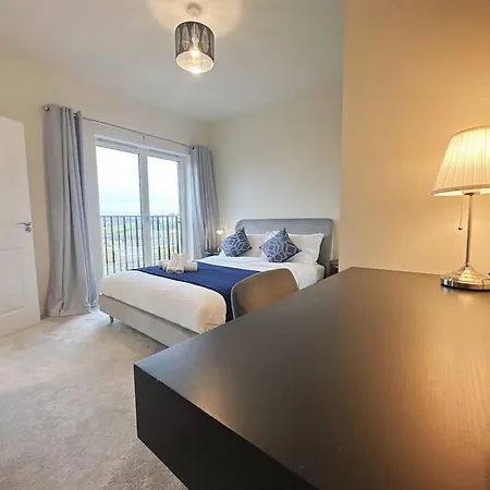 Wee Townhouse, 3 Beds With Free Parking, Wifi & Ethernet Connection *