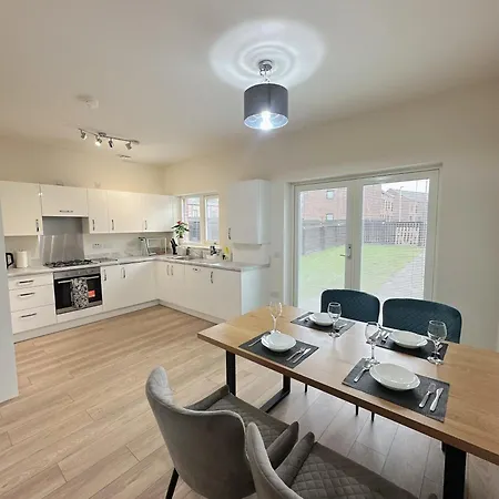 Wee Townhouse, 3 Beds With Free Parking, Wifi & Ethernet Connection * Glasgow