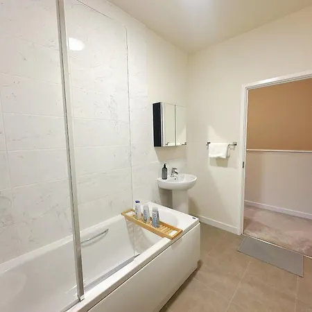 Wee Townhouse, 3 Beds With Free Parking, Wifi & Ethernet Connection