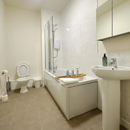 Wee Townhouse, 3 Beds With Free Parking, Wifi & Ethernet Connection Holiday home *