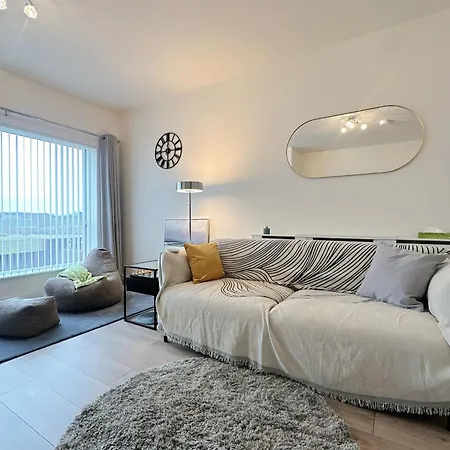 Wee Townhouse, 3 Beds With Free Parking, Wifi & Ethernet Connection Holiday home Glasgow