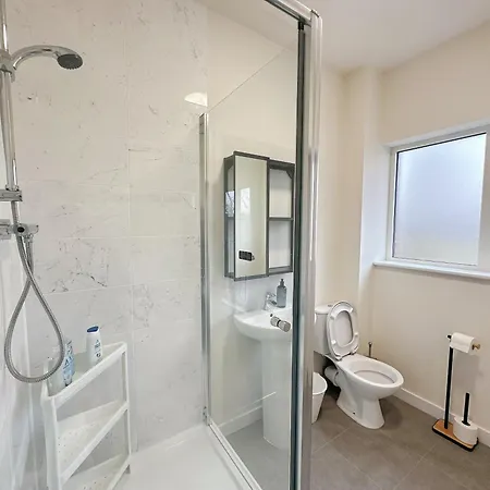 Wee Townhouse, 3 Beds With Free Parking, Wifi & Ethernet Connection