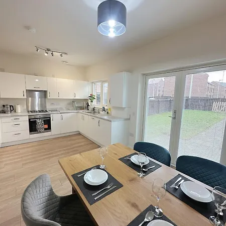 Holiday home Wee Townhouse, 3 Beds With Free Parking, Wifi & Ethernet Connection Glasgow