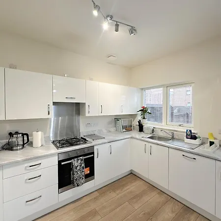 Wee Townhouse, 3 Beds With Free Parking, Wifi & Ethernet Connection *