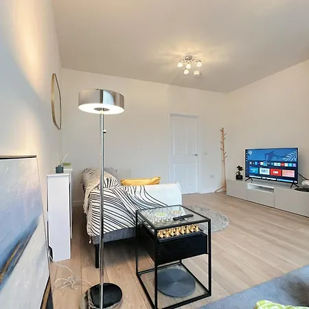 Wee Townhouse, 3 Beds With Free Parking, Wifi & Ethernet Connection Holiday home