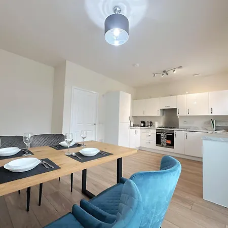 Wee Townhouse, 3 Beds With Free Parking, Wifi & Ethernet Connection