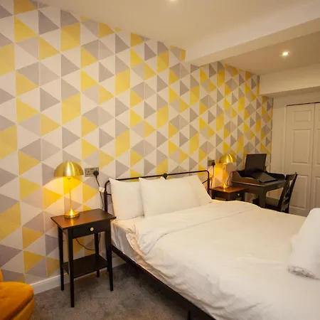 Beautiful 2 Bed Flat With A Private Terrace Apartment *