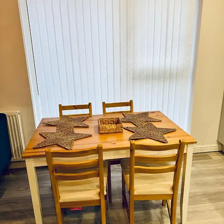 Modern Flat In Free Parking & Wifi