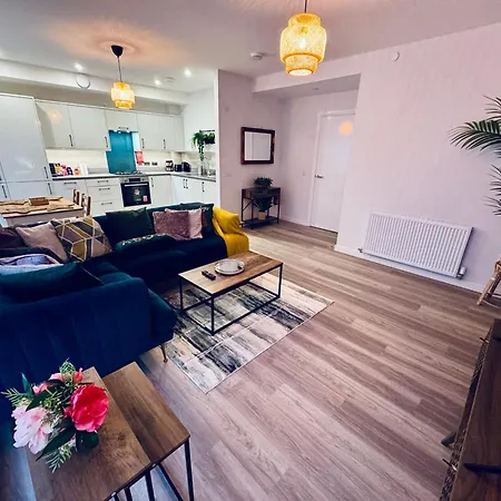 Modern Flat In Free Parking & Wifi *