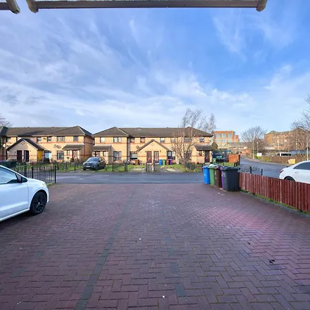 Stylish 2-bed With Private Driveway * Glasgow