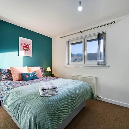 Stylish 2-bed With Private Driveway Apartment Glasgow
