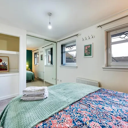Stylish 2-bed With Private Driveway *