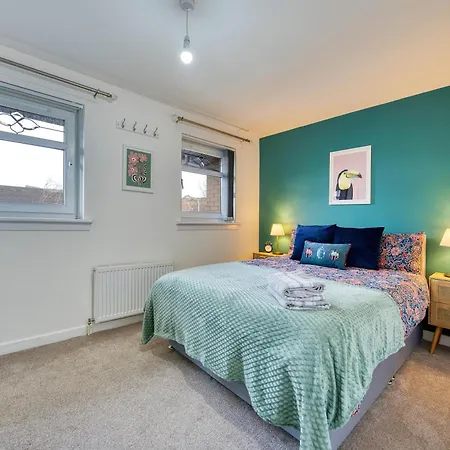 Apartment Stylish 2-bed With Private Driveway