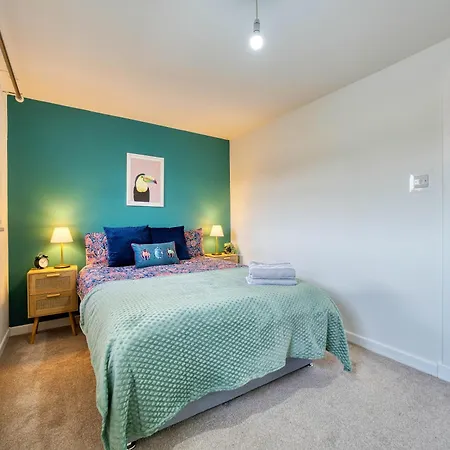 Stylish 2-bed With Private Driveway * Glasgow