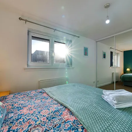 Stylish 2-bed With Private Driveway *