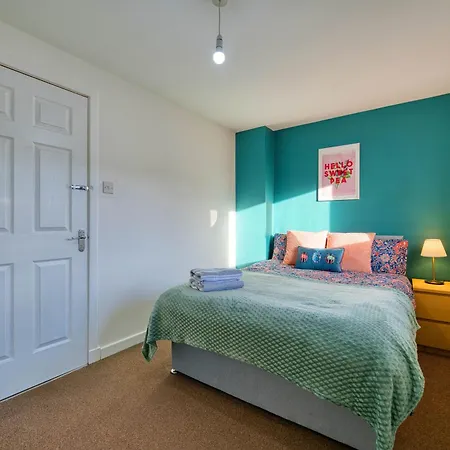 Stylish 2-bed With Private Driveway * Glasgow