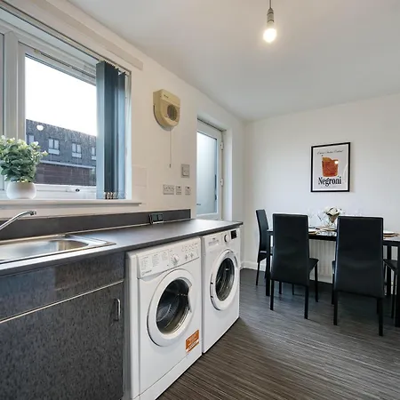 Stylish 2-bed With Private Driveway