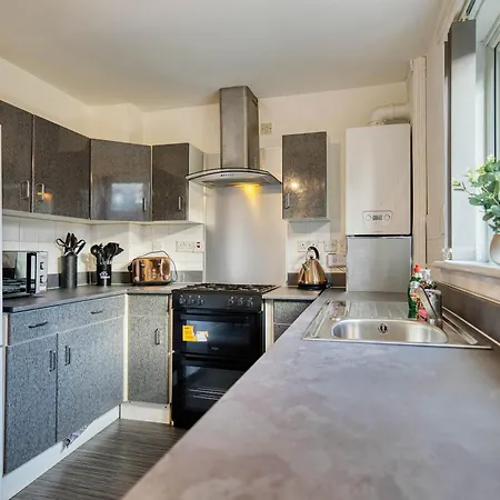 Stylish 2-bed With Private Driveway Apartment *