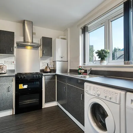 Stylish 2-bed With Private Driveway Apartment Glasgow
