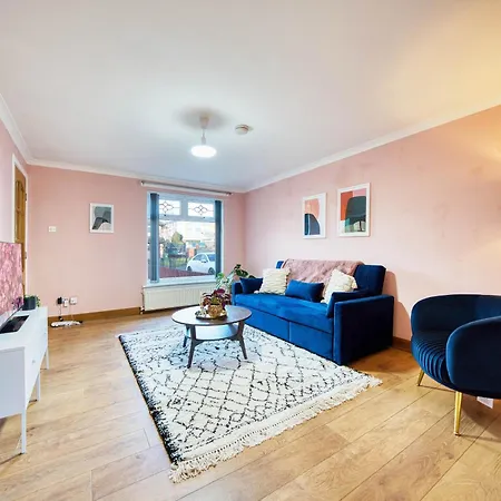 Stylish 2-bed With Private Driveway