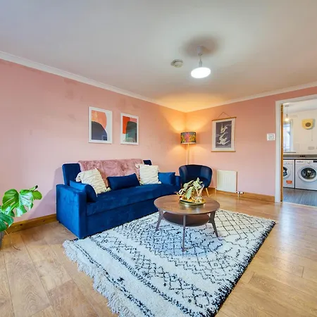 Apartment Stylish 2-bed With Private Driveway