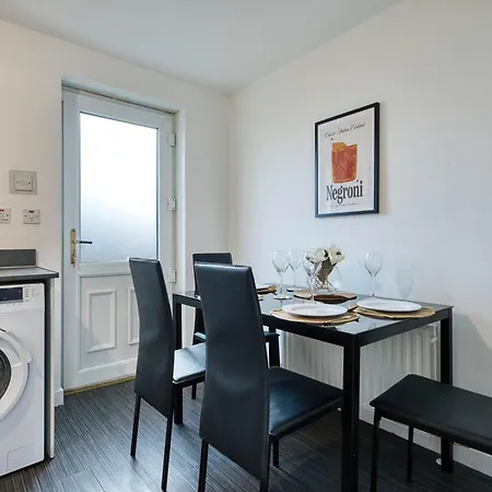Stylish 2-bed With Private Driveway Apartment Glasgow