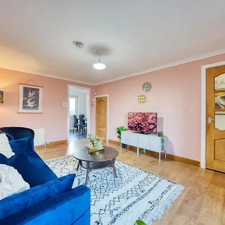 Stylish 2-bed With Private Driveway *