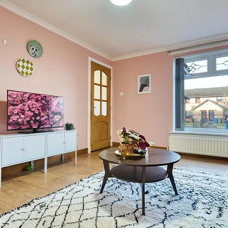 Apartment Stylish 2-bed With Private Driveway