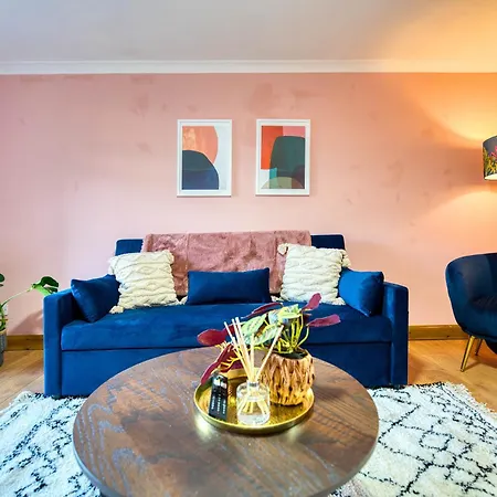 Stylish 2-bed With Private Driveway Glasgow