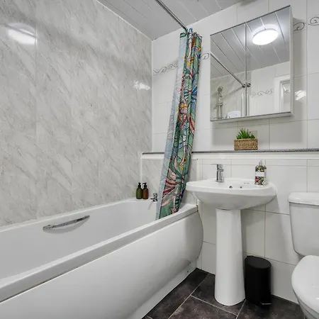 Apartment Stylish 2-bed With Private Driveway *