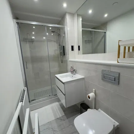 Apartment Modern Flat In Free Parking & Wifi *