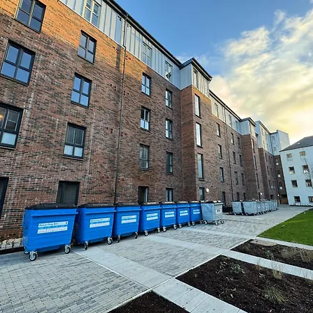 Modern Flat In Free Parking & Wifi * Glasgow