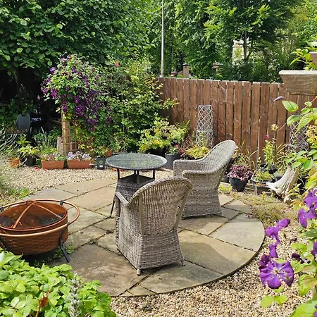Beautiful Self Contained With Garden Daire *