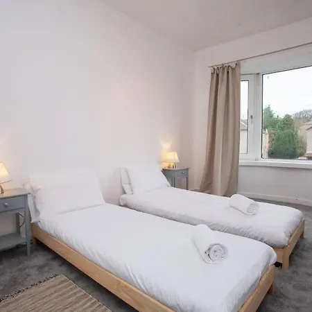 3 Bed Flat With Parking Apartman Glasgow